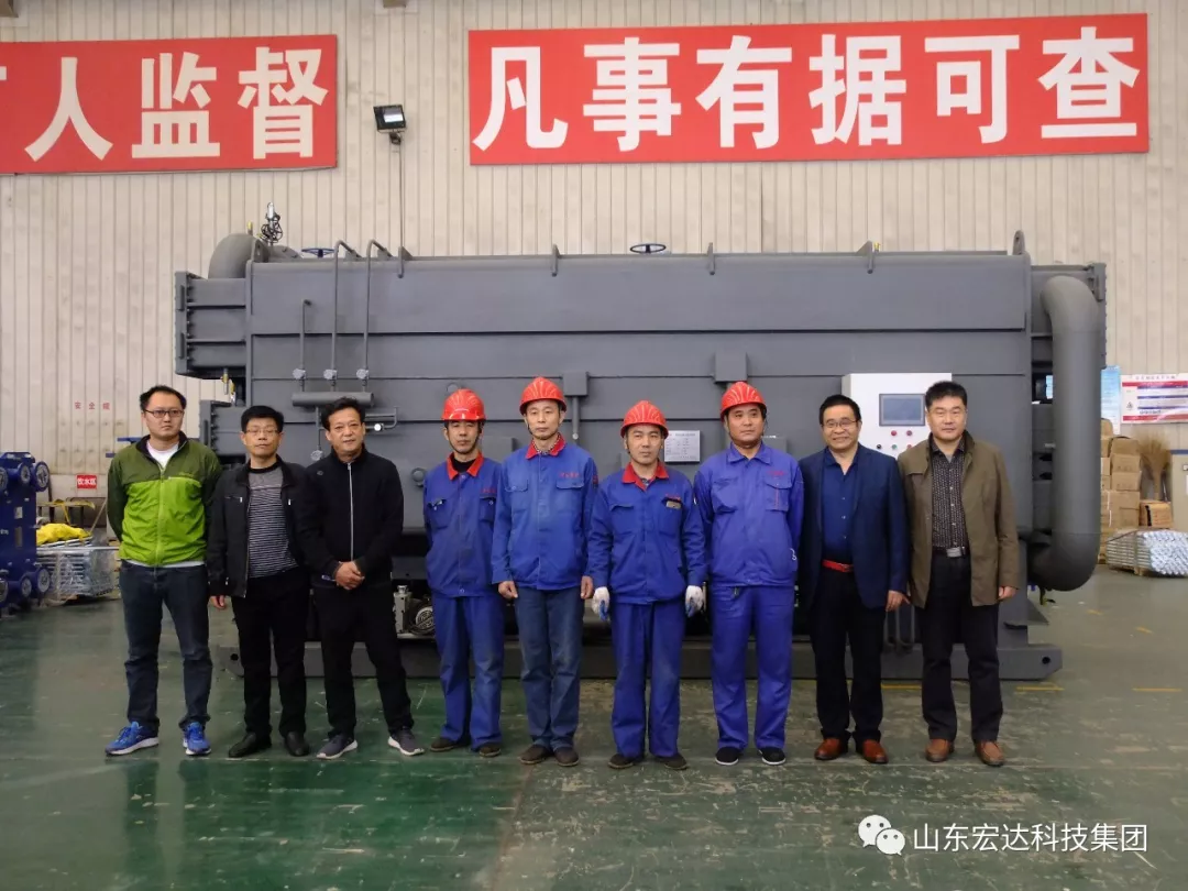 江南APP官方网站BANDAO张总与新产品研制小组合影